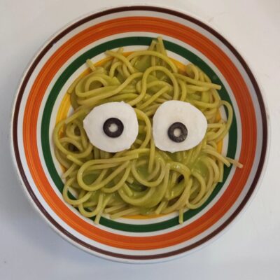Spaghetti mostruosi in crema verde di piselli e zucchine